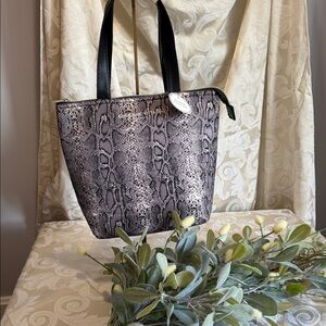 Insulated lunch tote! Brand new/ ever used!Retile print!